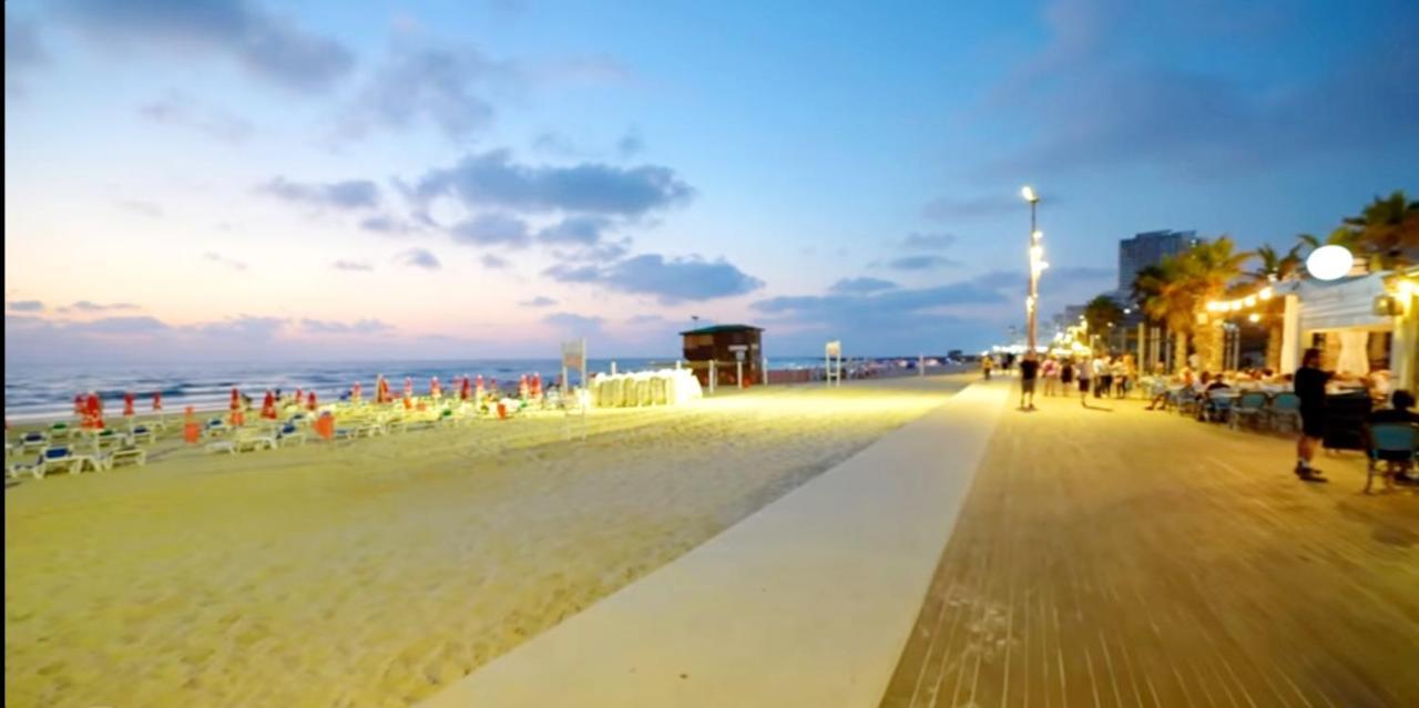 612 Apartment On The Beach Бат Ям Екстериор снимка